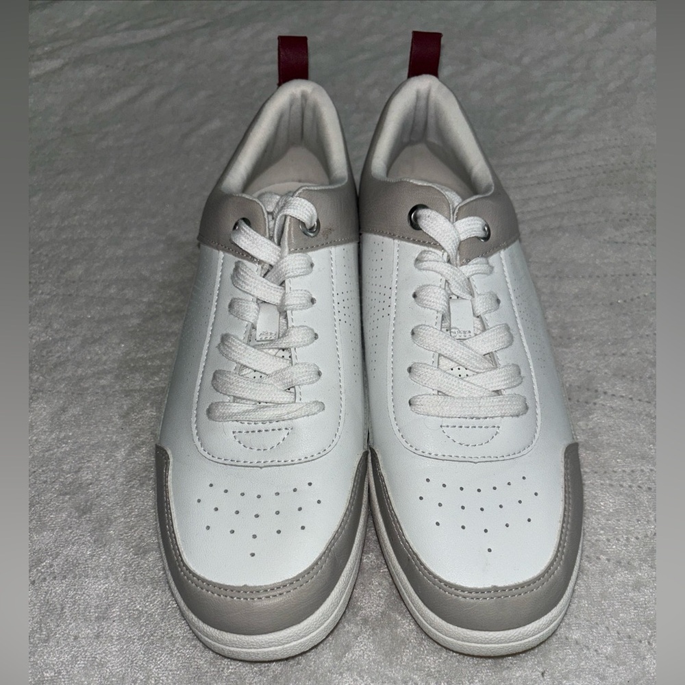 Universal Thread Women’s Sneakers